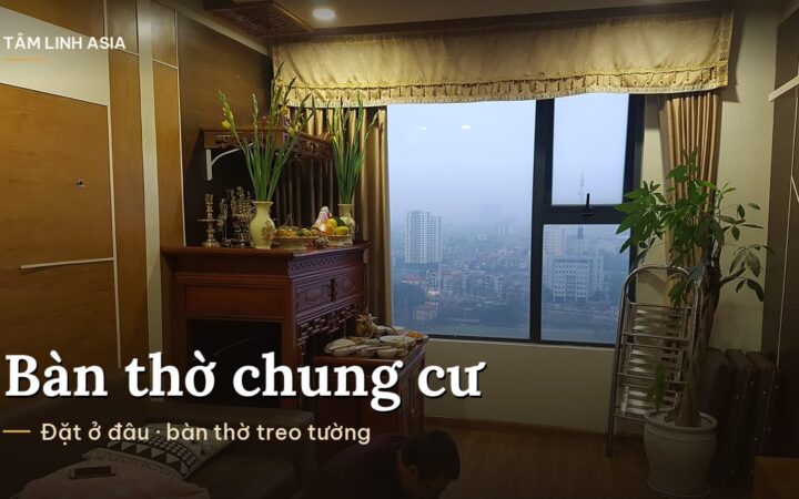 Bàn thờ gia tiên đặt cạnh cửa sổ trong một căn hộ chung cư