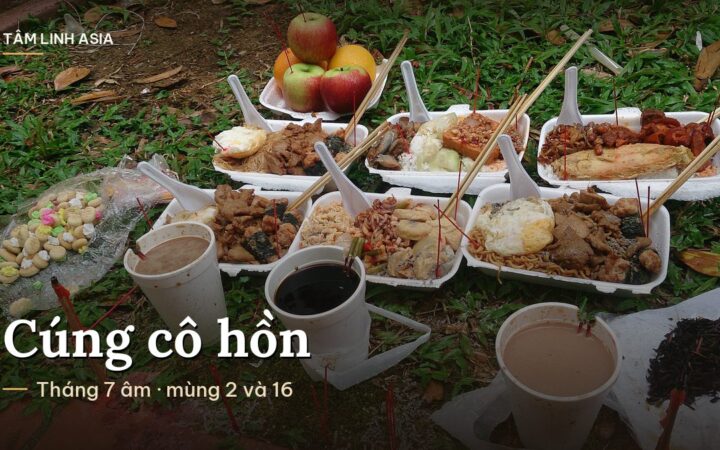 Lễ vật cúng cô hồn bày trên bãi cỏ: cháo, bánh, trái cây, nước