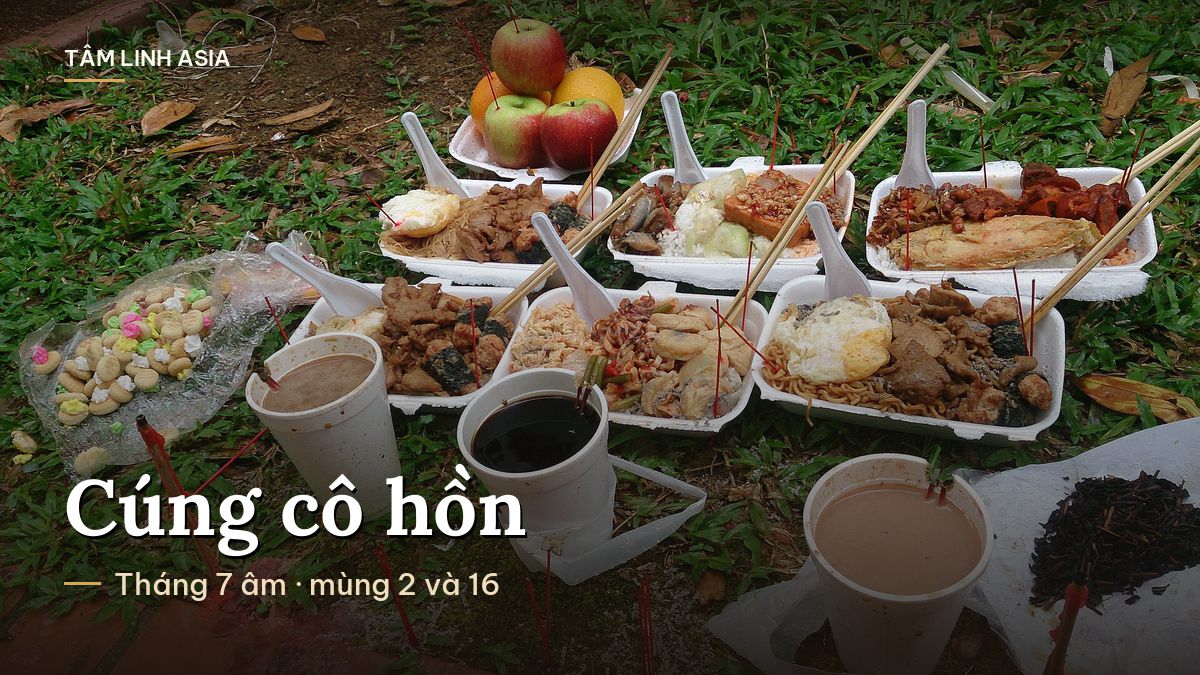 Lễ vật cúng cô hồn bày trên bãi cỏ: cháo, bánh, trái cây, nước