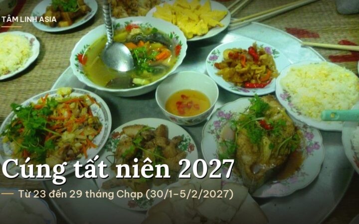 Mâm cơm ngày Tết của gia đình Việt với canh, thịt gà, rau trộn và cơm trắng