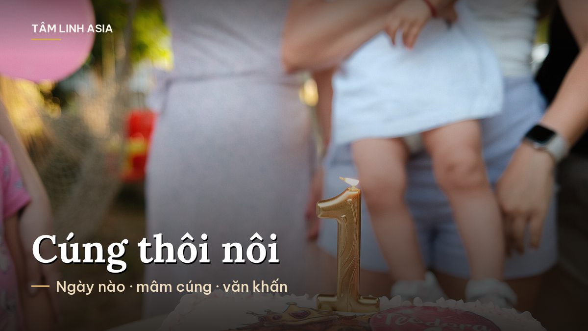 Em bé bên chiếc bánh sinh nhật cắm nến số 1