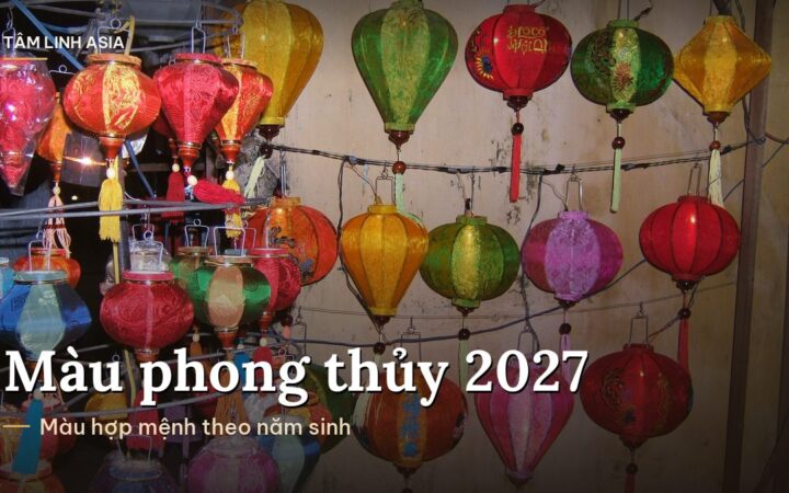 Đèn lồng nhiều màu treo ở một cửa hàng tại Hội An