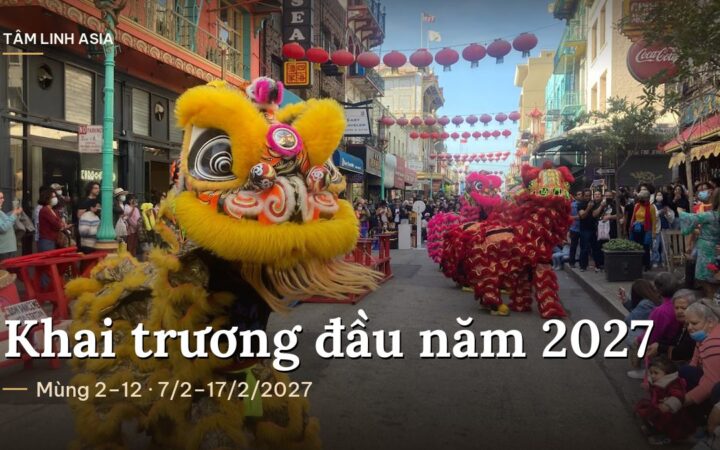 Đoàn múa lân biểu diễn trên phố đông người