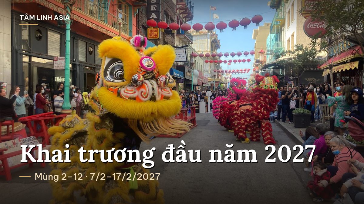 Đoàn múa lân biểu diễn trên phố đông người