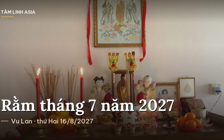 Bàn thờ Phật và gia tiên có nến, hương và trái cây