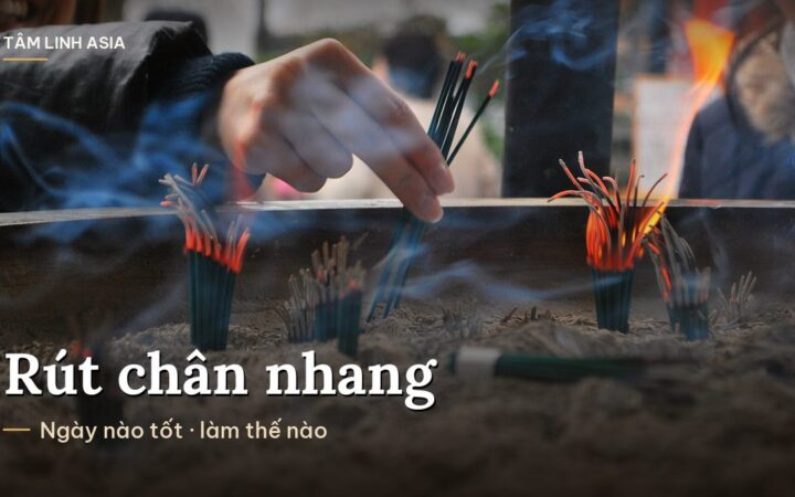 Bàn tay cắm nén nhang vào bát tro đang khói