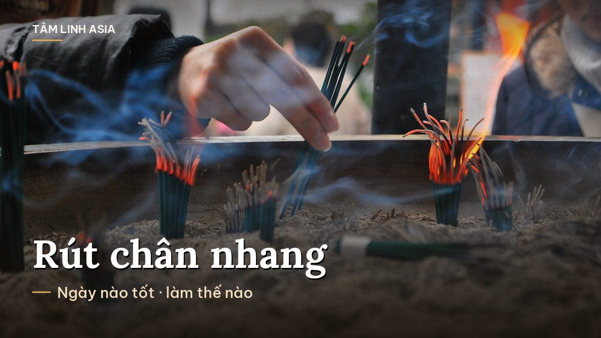 Bàn tay cắm nén nhang vào bát tro đang khói