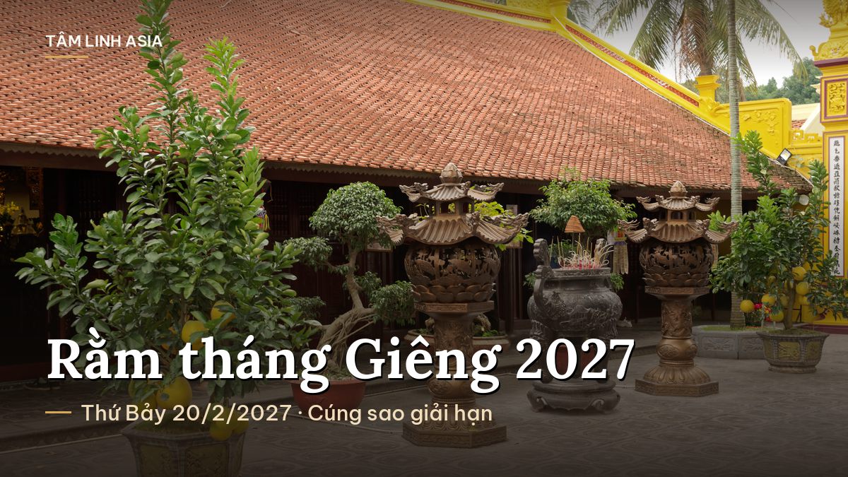 Sân chùa Trấn Quốc với lư hương và cây cảnh