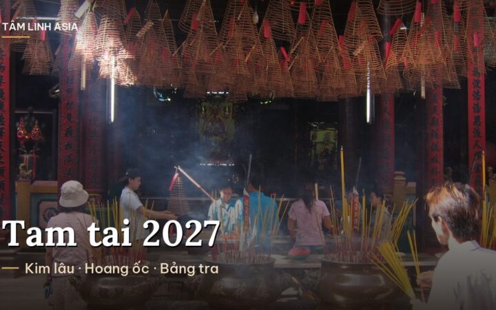 Những vòng nhang treo trong chùa Bà Thiên Hậu ở TP.HCM, người đến thắp hương