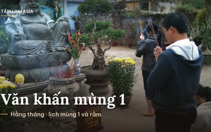 Người dân chắp tay khấn trước tượng Phật Di Lặc ở chùa