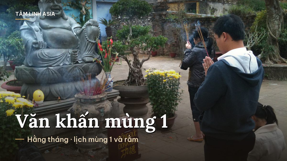 Người dân chắp tay khấn trước tượng Phật Di Lặc ở chùa