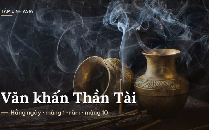 Khói nhang bay quanh hai chiếc lọ đồng