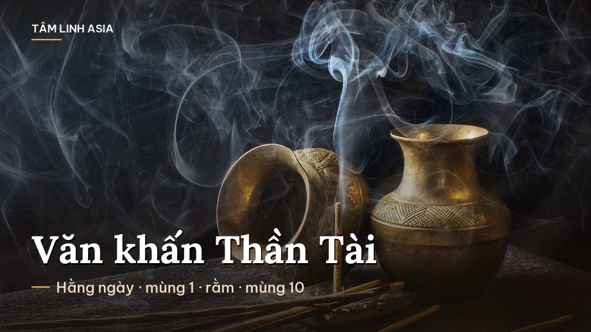 Khói nhang bay quanh hai chiếc lọ đồng
